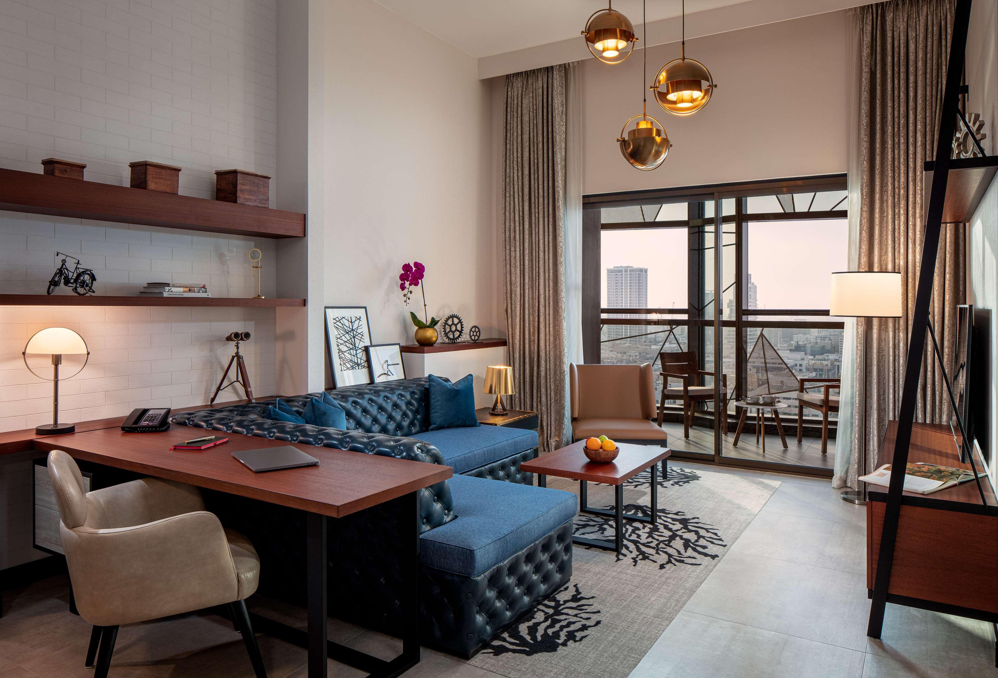 فندق ووحدات دبل تري من هيلتون دبي إم سكوير المظهر الخارجي الصورة A living room at the hotel