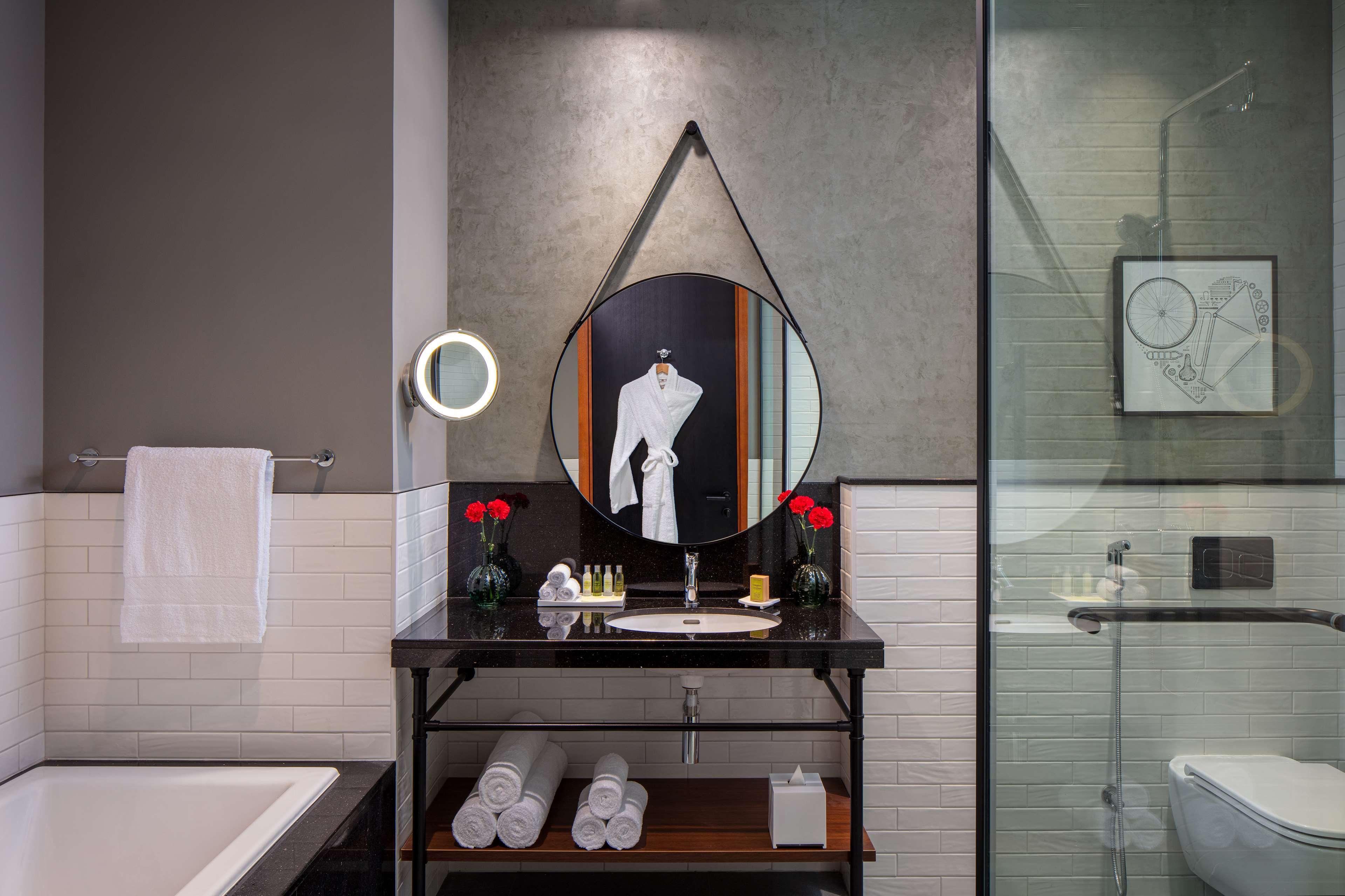 فندق ووحدات دبل تري من هيلتون دبي إم سكوير المظهر الخارجي الصورة Bathroom