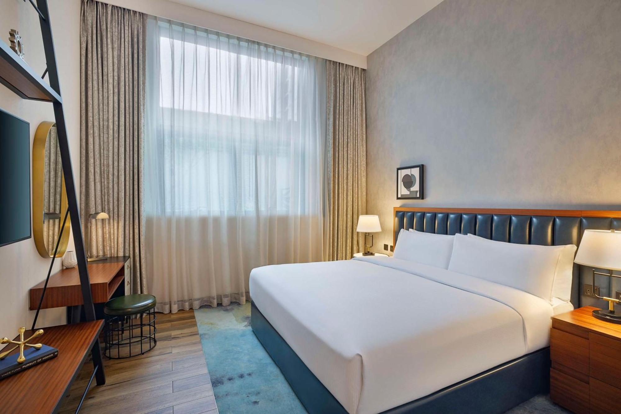 فندق ووحدات دبل تري من هيلتون دبي إم سكوير المظهر الخارجي الصورة A bedroom at the hotel