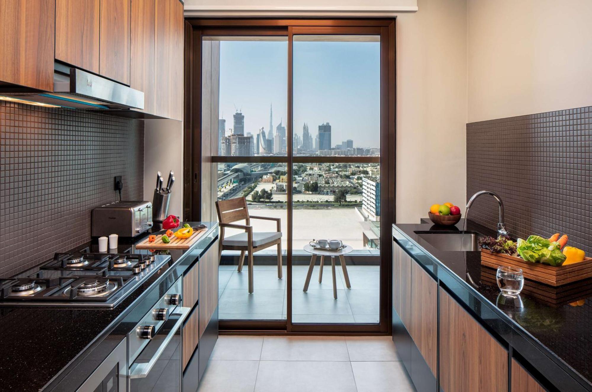فندق ووحدات دبل تري من هيلتون دبي إم سكوير المظهر الخارجي الصورة A kitchen in a typical apartment