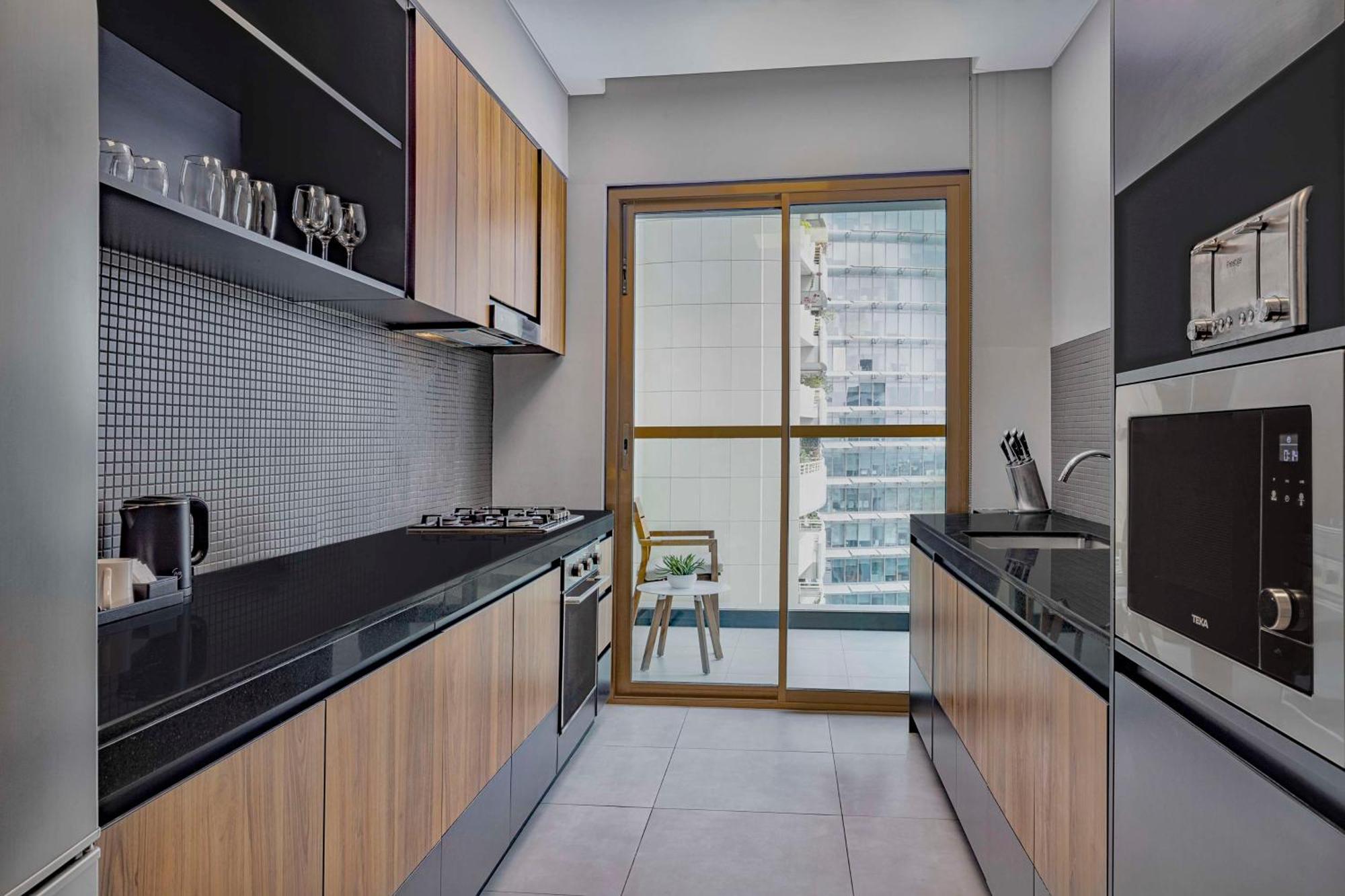 فندق ووحدات دبل تري من هيلتون دبي إم سكوير المظهر الخارجي الصورة A modern kitchen