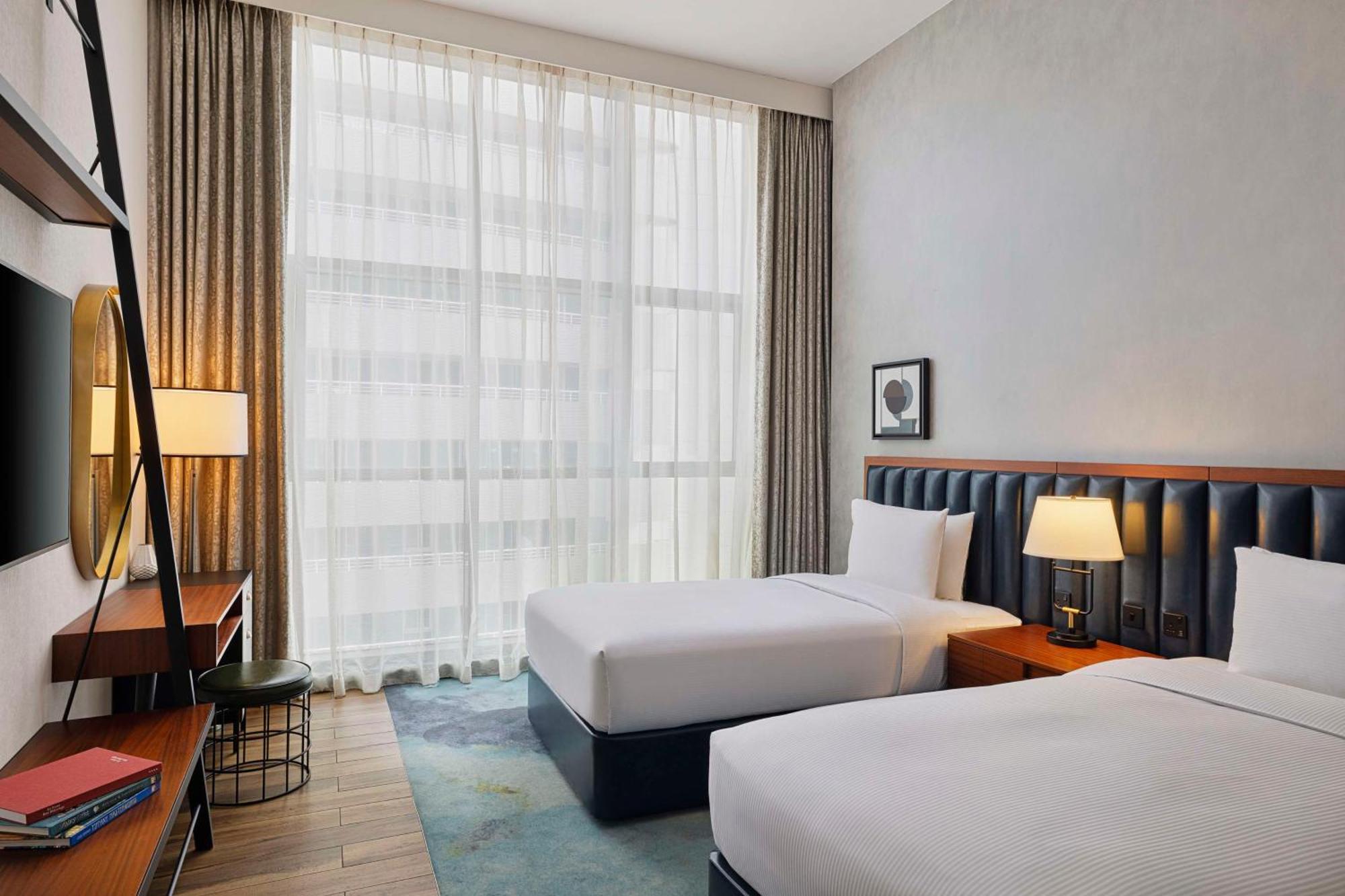فندق ووحدات دبل تري من هيلتون دبي إم سكوير المظهر الخارجي الصورة A guest room at the hotel