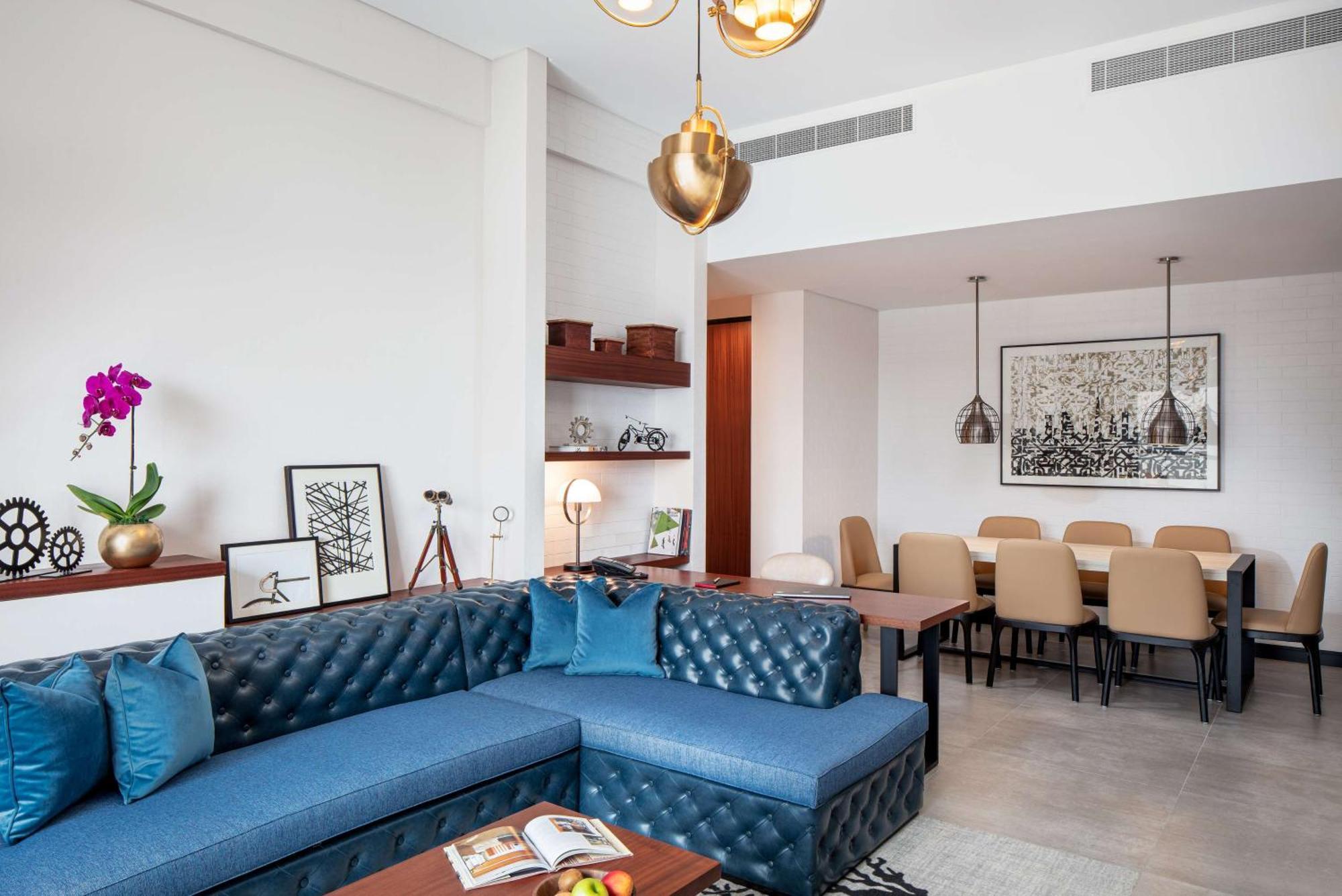 فندق ووحدات دبل تري من هيلتون دبي إم سكوير المظهر الخارجي الصورة A living room in a suite at the hotel