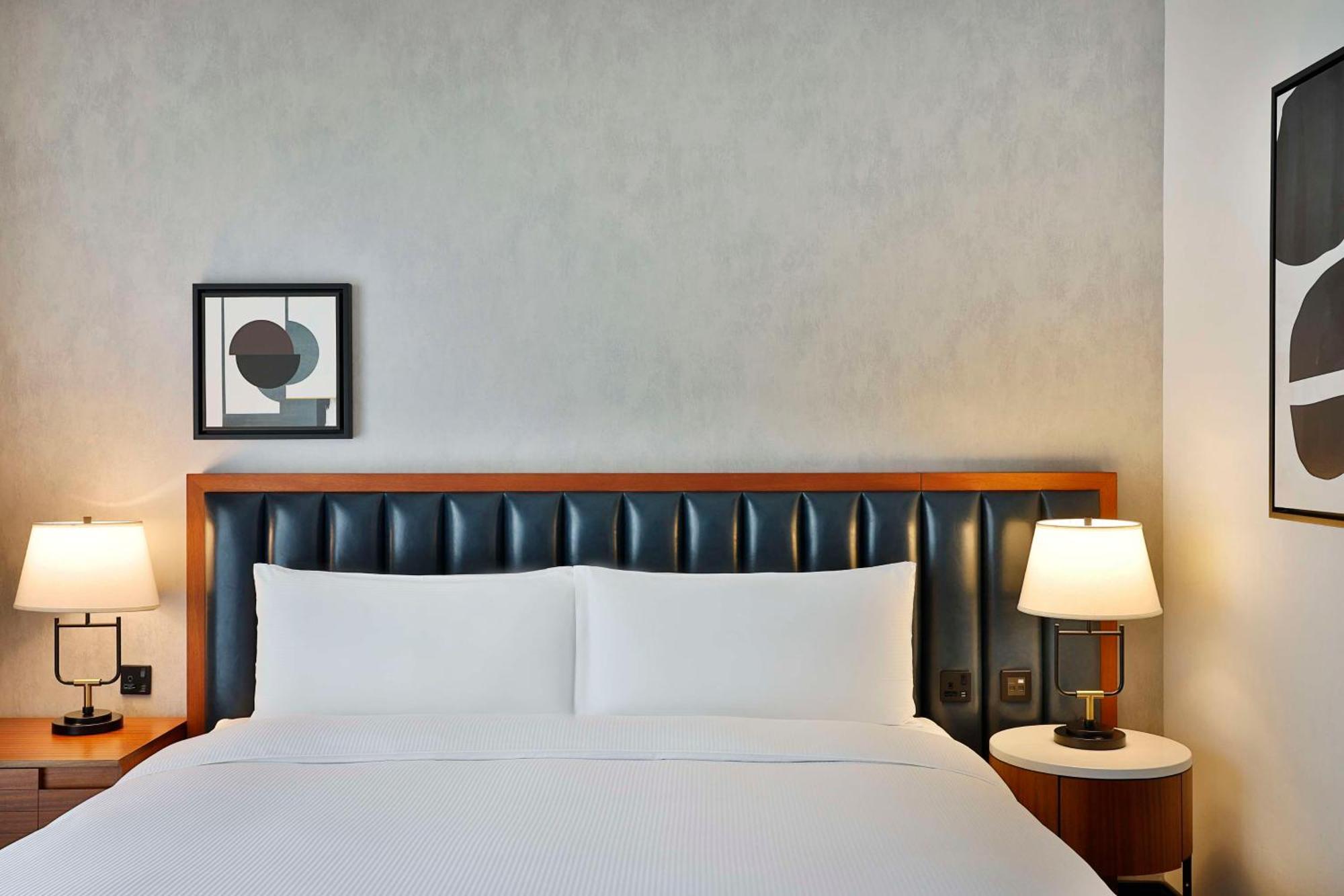 فندق ووحدات دبل تري من هيلتون دبي إم سكوير المظهر الخارجي الصورة A bedroom at the hotel