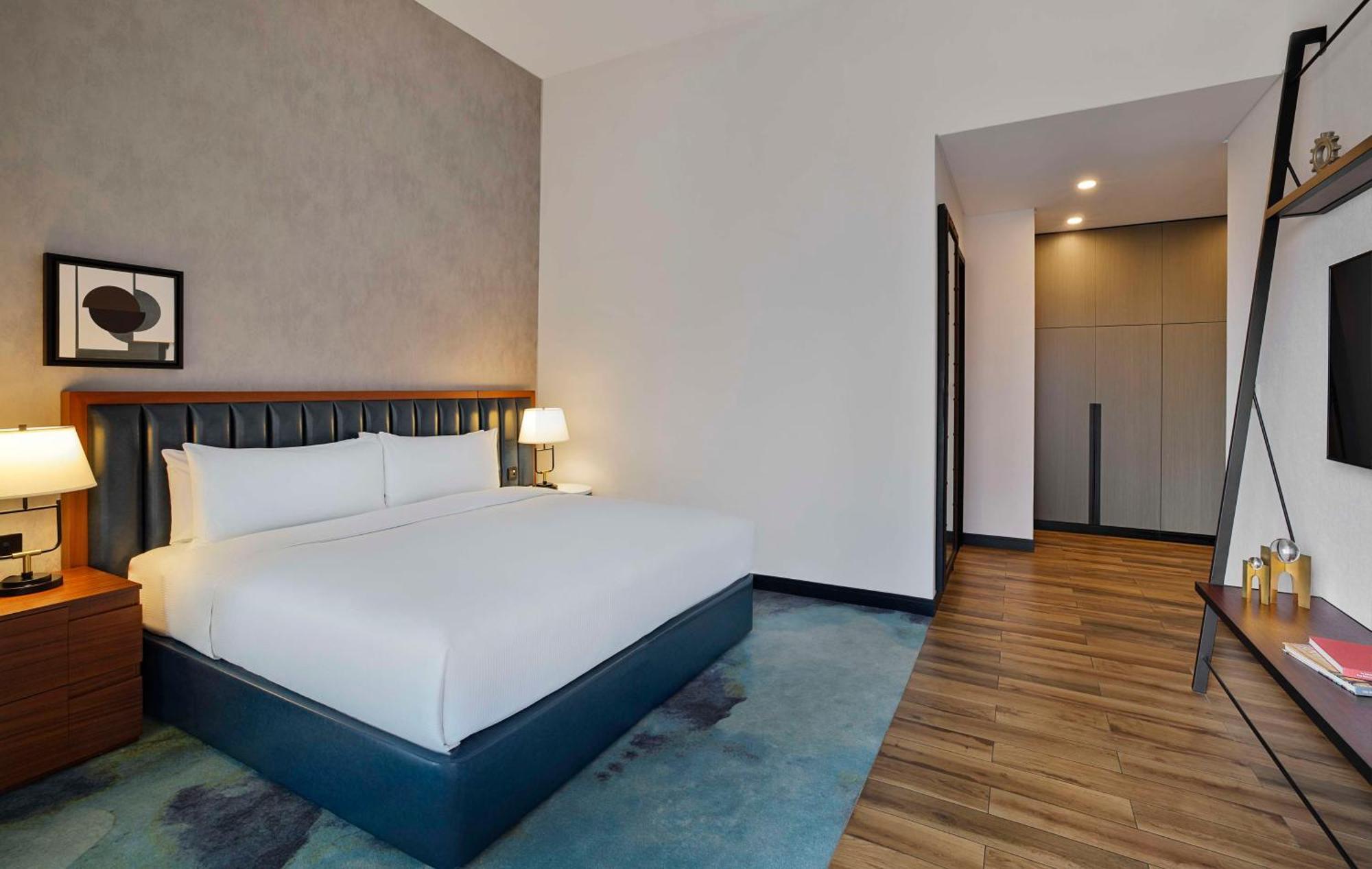 فندق ووحدات دبل تري من هيلتون دبي إم سكوير المظهر الخارجي الصورة A bedroom at the hotel