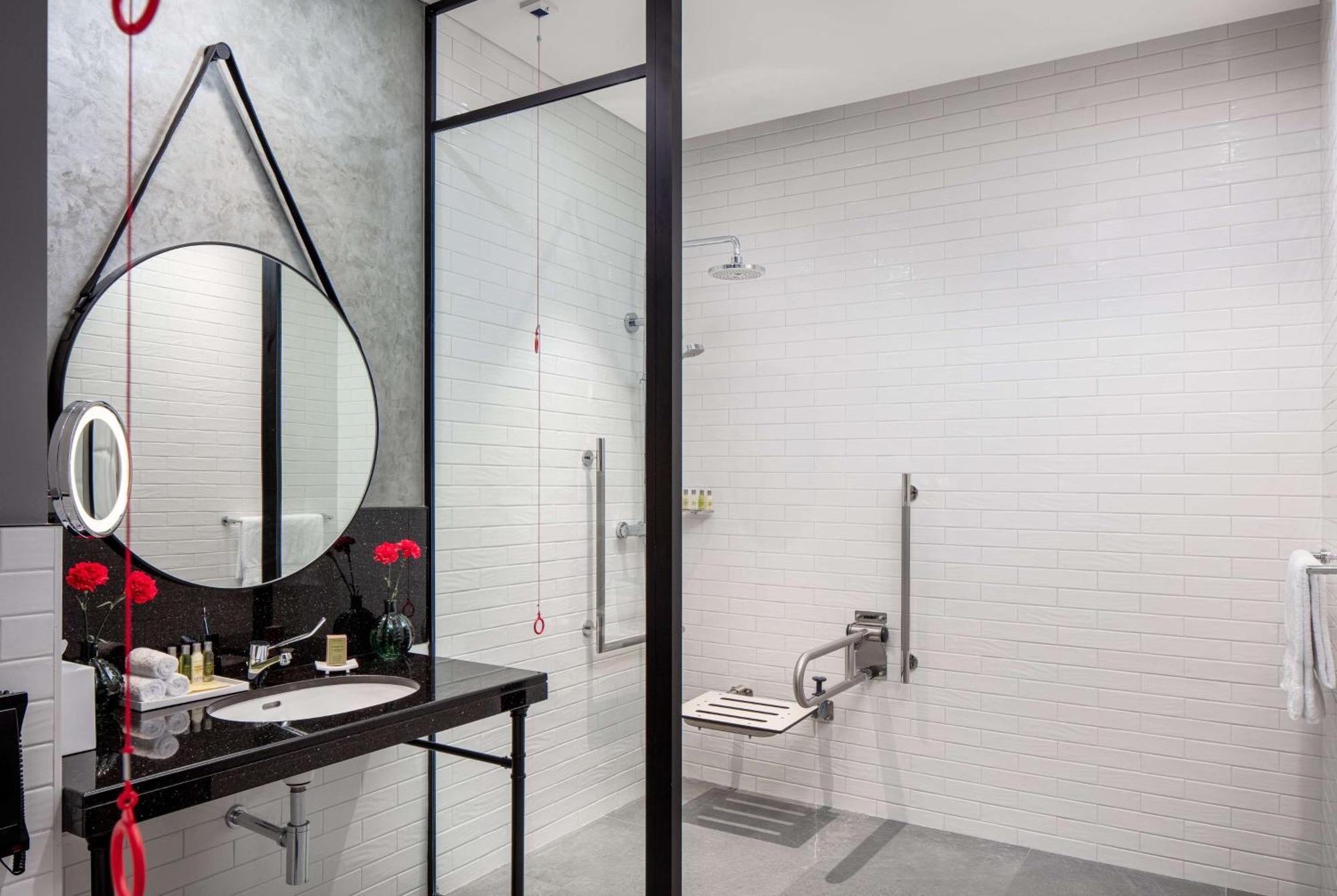 فندق ووحدات دبل تري من هيلتون دبي إم سكوير المظهر الخارجي الصورة Bathroom of a hotel room