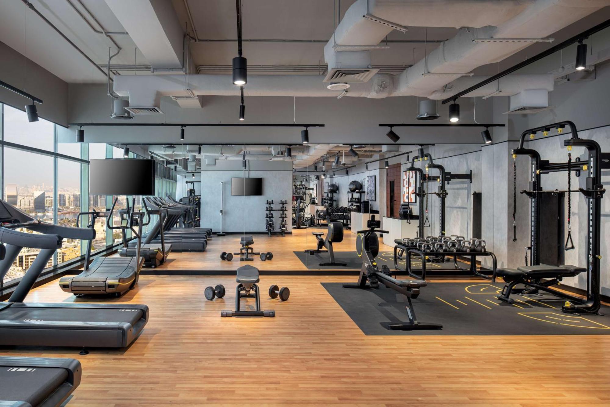 فندق ووحدات دبل تري من هيلتون دبي إم سكوير المظهر الخارجي الصورة The gym at the hotel