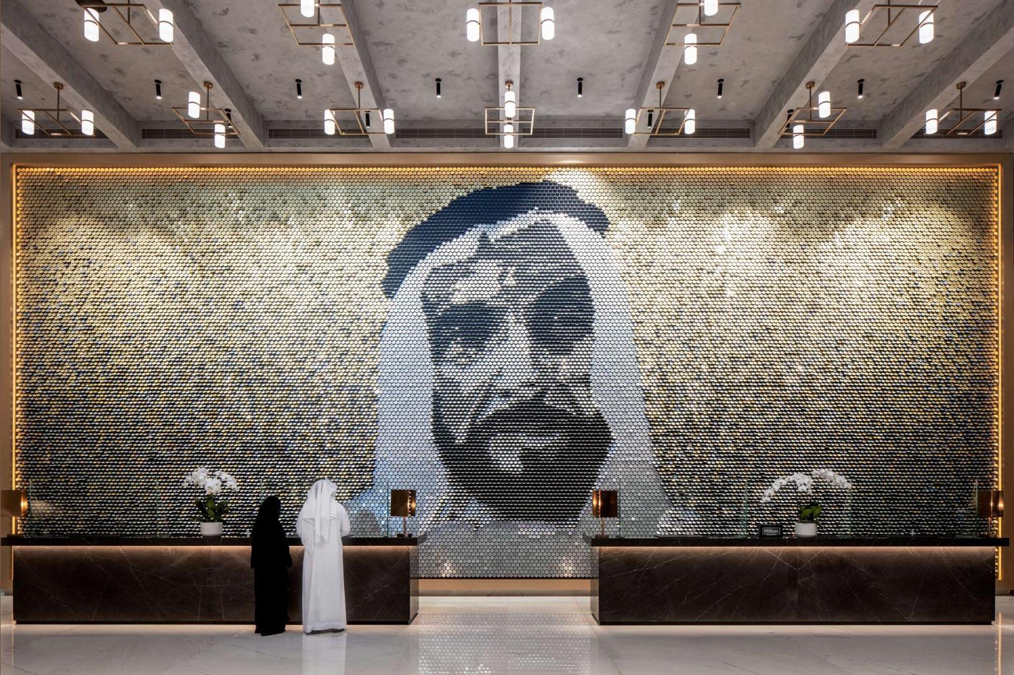 فندق ووحدات دبل تري من هيلتون دبي إم سكوير المظهر الخارجي الصورة Sheikh Zayed mural at the Jumeirah Palace